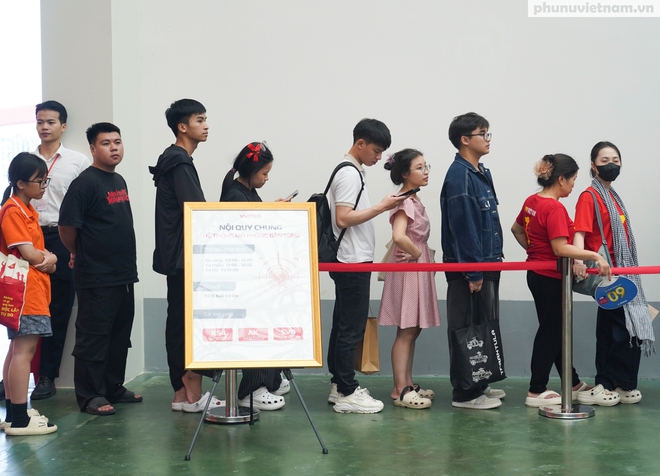 Nữ du khách hào hứng trải nghiệm mô phỏng bắn súng tại Triển lãm 80 năm Độc lập- Ảnh 2.