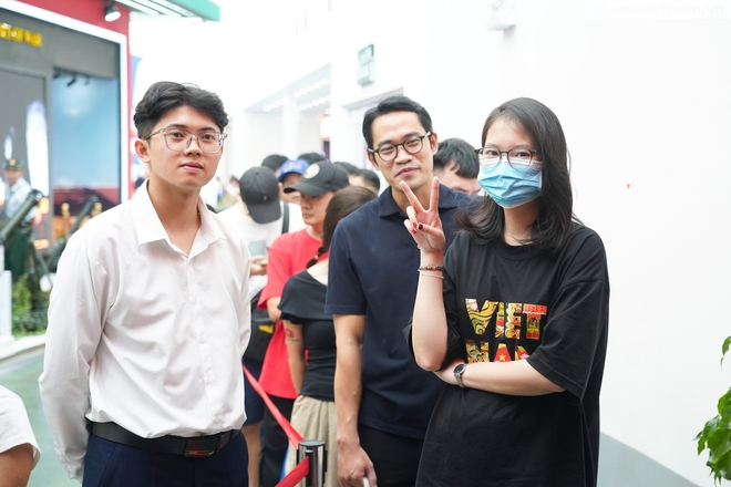 Nữ du khách hào hứng trải nghiệm mô phỏng bắn súng tại Triển lãm 80 năm Độc lập- Ảnh 3.