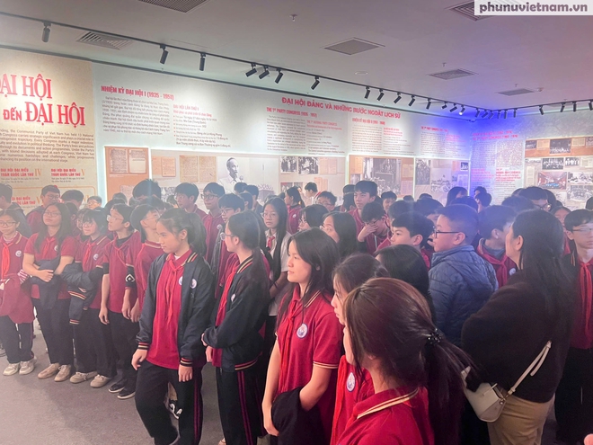 Sống động "những trang sử vàng" qua triển lãm về các kỳ Đại hội Đảng- Ảnh 26.