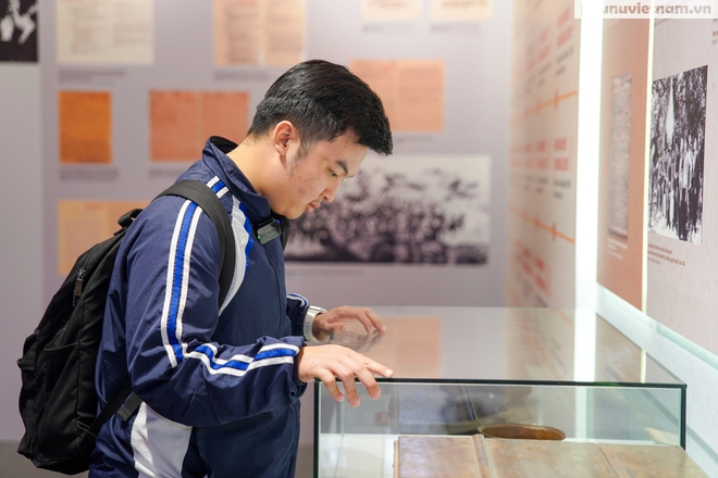 Sống động "những trang sử vàng" qua triển lãm về các kỳ Đại hội Đảng- Ảnh 28.
