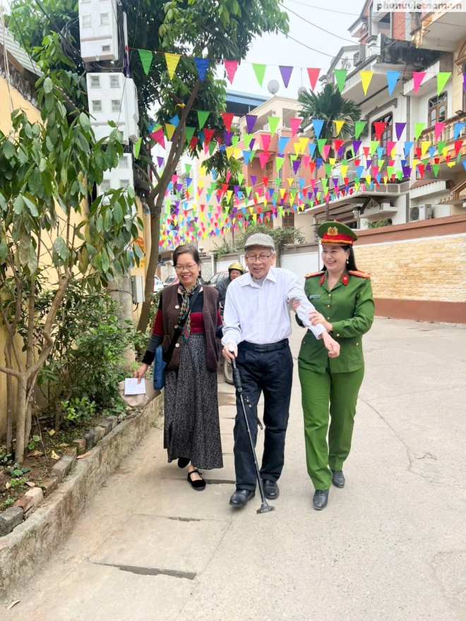 Nữ cán bộ, chiến sĩ Công an Thái Nguyên tận tâm bảo vệ an toàn ngày bầu cử- Ảnh 5. Nữ cán bộ, chiến sĩ Công an Thái Nguyên tận tâm bảo vệ an toàn ngày bầu cử- Ảnh 5.