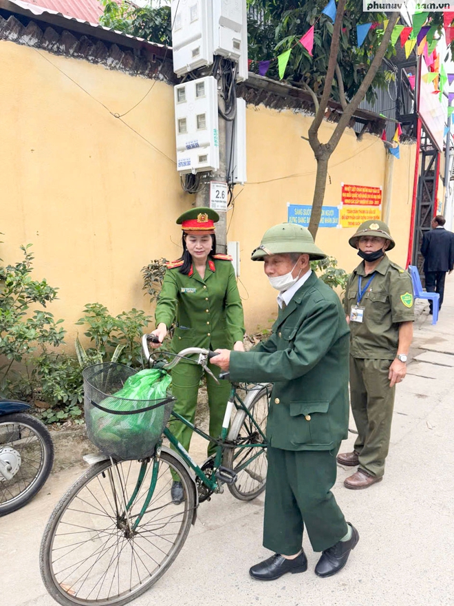 Nữ cán bộ, chiến sĩ Công an Thái Nguyên tận tâm bảo vệ an toàn ngày bầu cử- Ảnh 6. Nữ cán bộ, chiến sĩ Công an Thái Nguyên tận tâm bảo vệ an toàn ngày bầu cử- Ảnh 6.