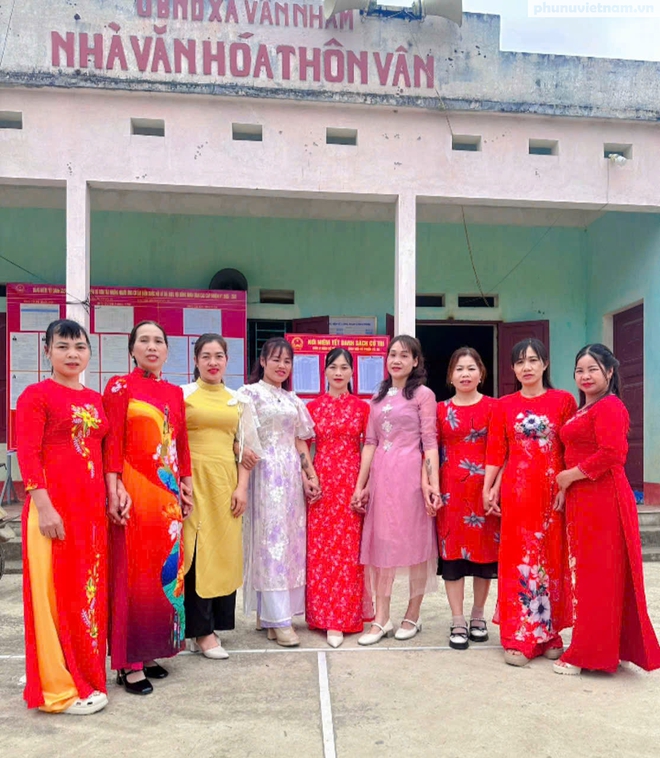 Rực rỡ sắc màu áo dài của phụ nữ Lạng Sơn - Ảnh 11.