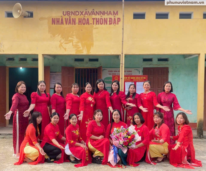 Rực rỡ sắc màu áo dài của phụ nữ Lạng Sơn - Ảnh 12.