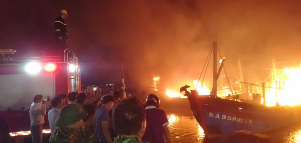 Nghệ An: 5 tàu cá của ngư dân tại cảng Lạch Quèn cháy dữ dội trong đêm - Ảnh 2.