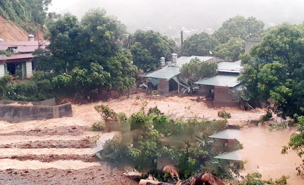 Hội LHPN tỉnh Lào Cai thăm hỏi gia đình bé gái 3 tuổi thiệt mạng do mưa lũ - Ảnh 1.