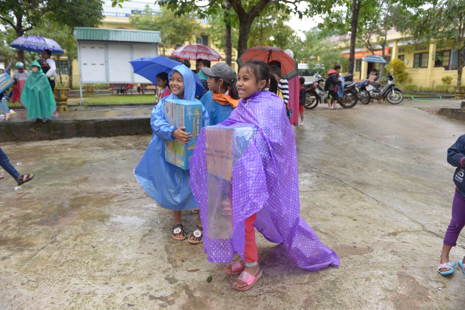 Sữa Cô gái Hà Lan về vùng rốn lũ, nâng bước đến trường cho 1.700 học sinh Quảng Trị - Ảnh 5.