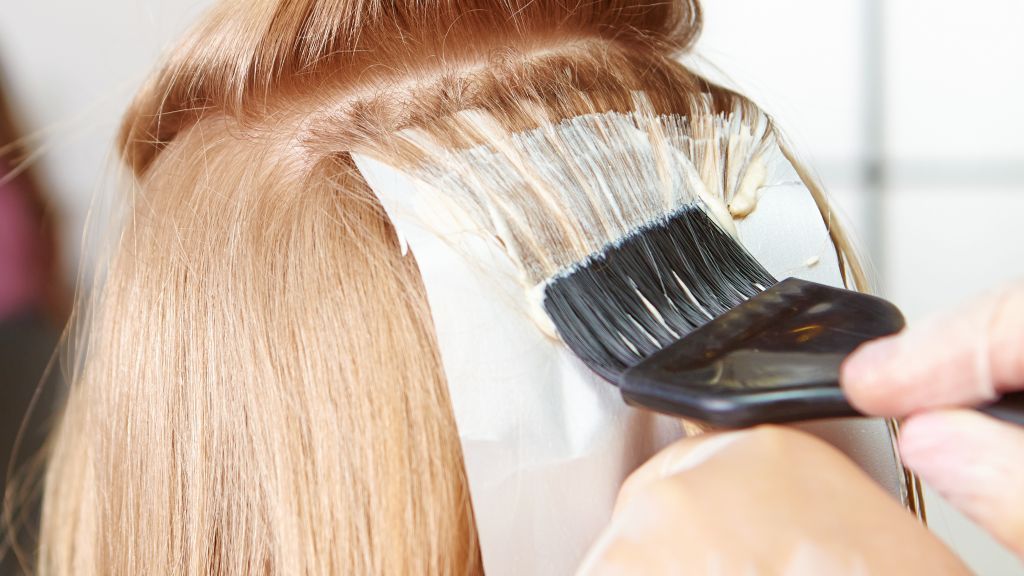 Cuối năm muốn nhuộm tóc tại nhà, hội chị em cần thuộc nằm lòng 6 tip này để lên màu đẹp như ngoài tiệm - Ảnh 4.