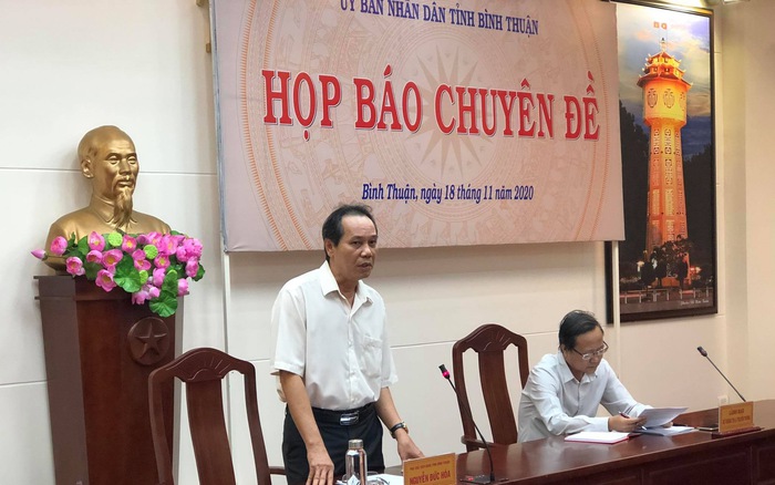 Ông Nguyễn Đức Hòa - Phó Chủ tịch UBDN tỉnh Bình Thuận chủ trì buổi họp báo vào chiều 18/11