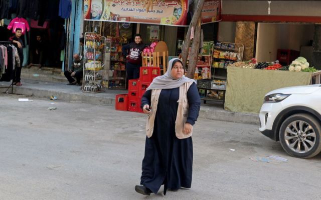 Bà mẹ 5 con lái taxi kiếm sống ở Gaza - Ảnh 1.