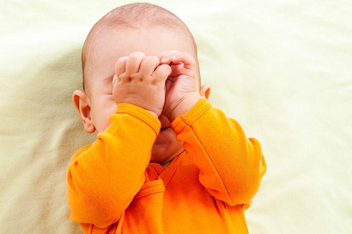 Thói quen dụi mắt ở trẻ khiến tình trạng đau mắt đỏ diễn tiến trầm trọng hơn (Ảnh: Internet)