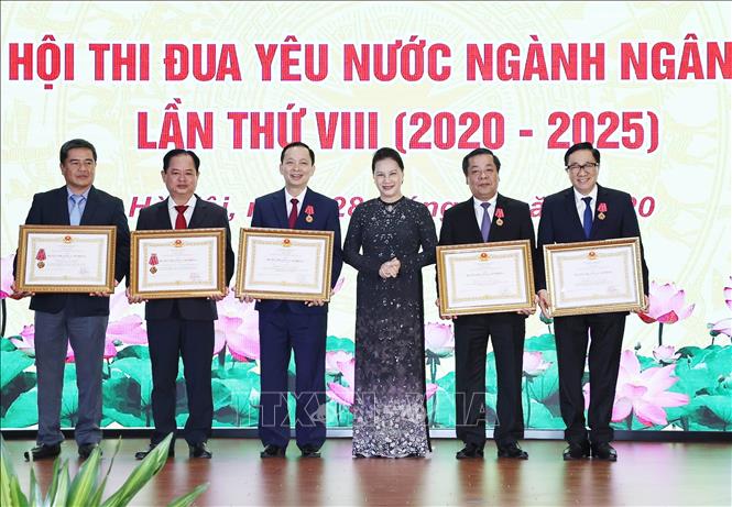 Chủ tịch Quốc hội Nguyễn Thị Kim Ngân dự Đại hội thi đua yêu nước ngành ngân hàng lần thứ VIII - Ảnh 2.