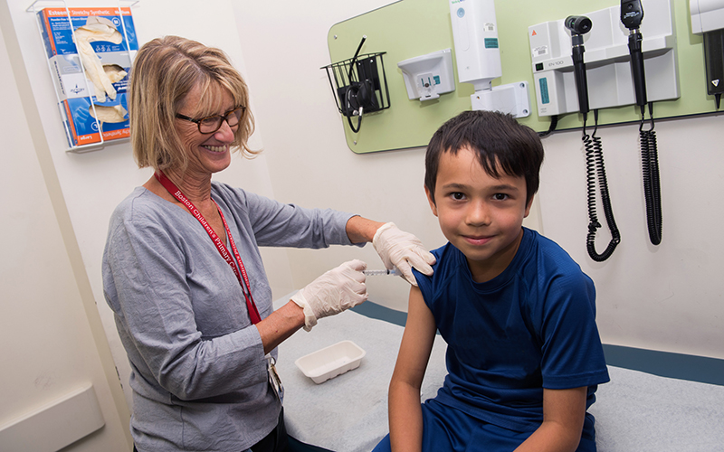 Tiêm vaccine phòng cúm cho trẻ nhỏ: Phụ huynh cần biết một số lưu ý - Ảnh 2.
