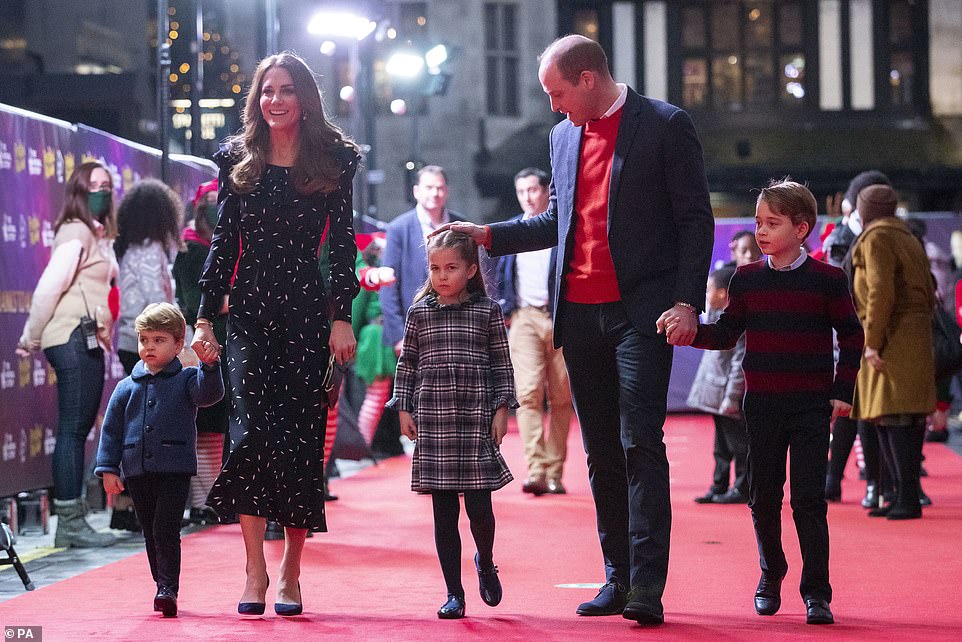 Rò rỉ ảnh mới mừng Giáng sinh của nhà Công nương Kate, Hoàng tử út Louis chiếm spotlight với nụ cười tỏa năng gây sốt cộng đồng mạng - Ảnh 2.