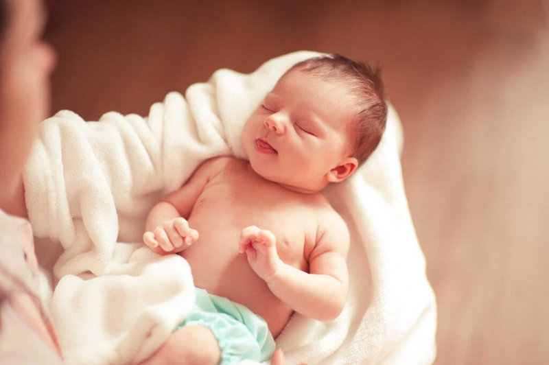 Lấy máu gót chân - xét nghiệm sàng lọc sơ sinh nên làm khi trẻ chào đời - Ảnh 1.