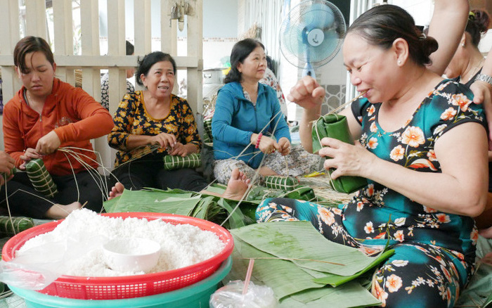 Những bánh chưng, bánh tét được hội viên phụ nữ trên địa bàn quận Bình Tân (TP. HCM) gói cả trong đó tình cảm của người miền Nam gửi cho “khúc ruột miền Trung”. Ảnh Nguyễn Trang