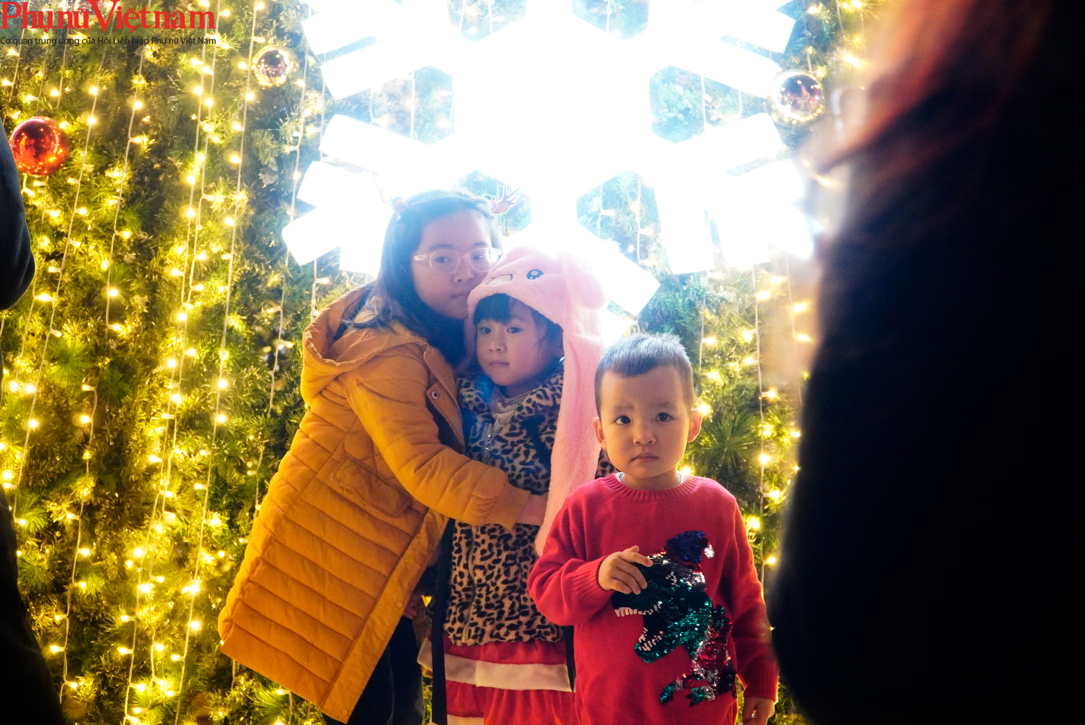 Phụ huynh và trẻ nhỏ Thủ đô hào hứng đi chơi Noel trong thời tiết giá lạnh - Ảnh 7.