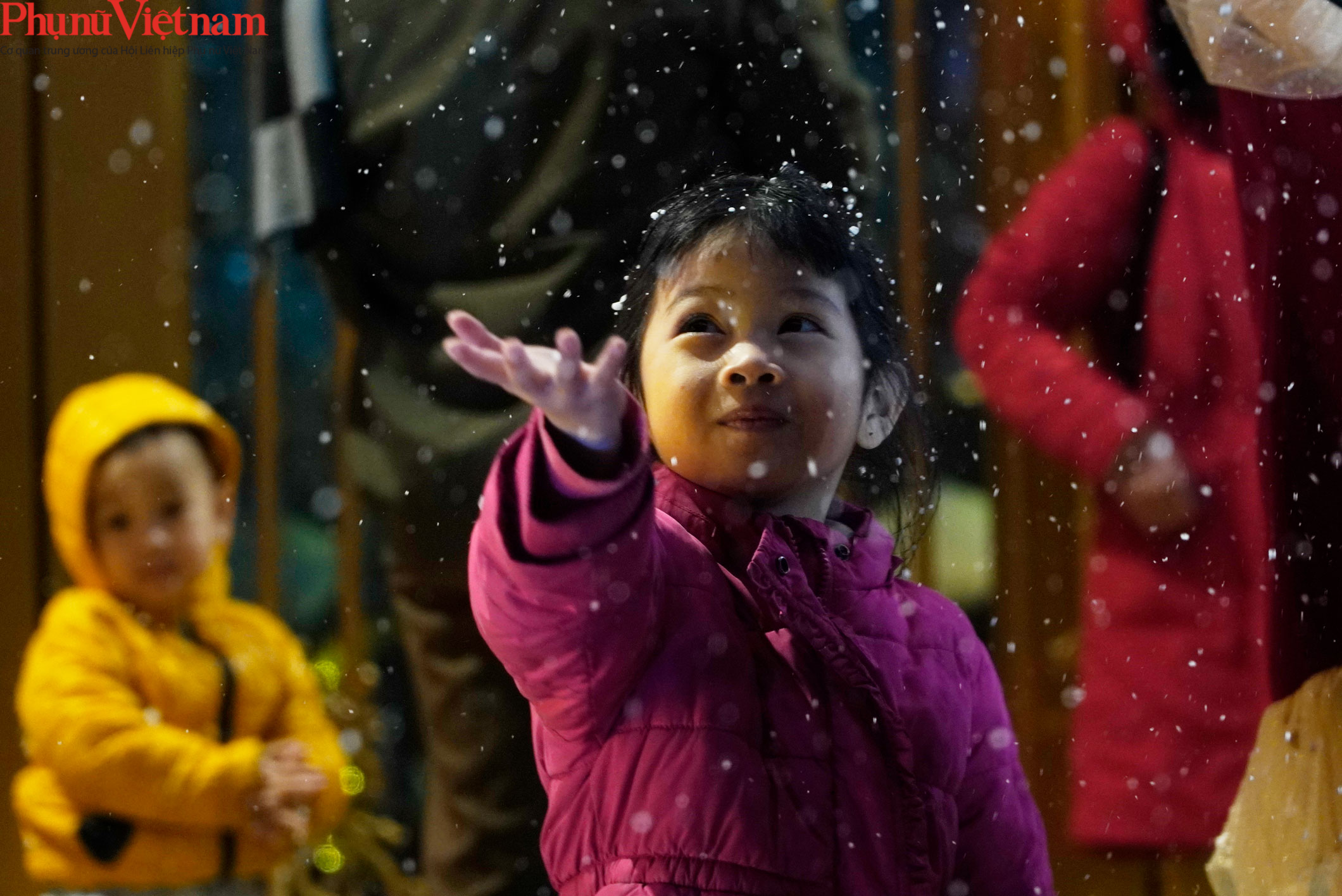 Phụ huynh và trẻ nhỏ Thủ đô hào hứng đi chơi Noel trong thời tiết giá lạnh - Ảnh 17.