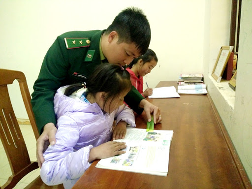 Gần 3.000 trẻ em nghèo được Bộ đội Biên phòng nhận nuôi, đỡ đầu  - Ảnh 1.