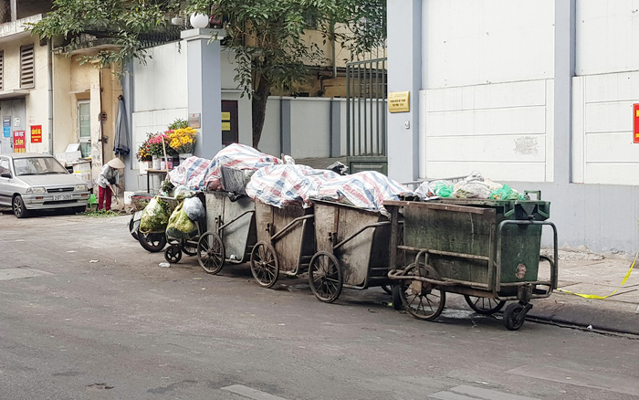 UBND phường Trúc Bạch phản hồi về điểm tập kết rác trên phố Châu Long - Ảnh 1.