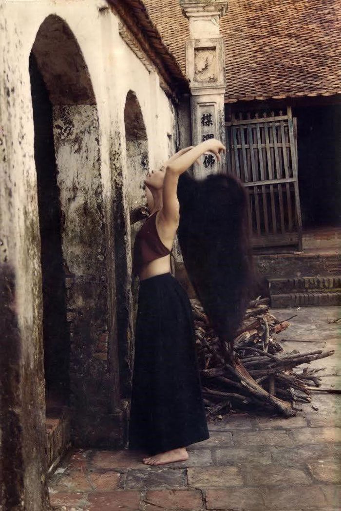 Từ rất nhiều năm trước, cô gái trẻ Văn Thị Minh Phương đã nổi danh đất Hà thành bởi sở hữu mái tóc dày, óng mượt. Mái tóc dài như suối của chị là nguồn cảm hứng của nhiều nghệ sĩ nhiếp ảnh.