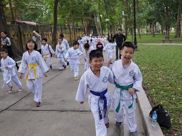 Hàng trăm em nhỏ biểu diễn võ thuật, gửi yêu thương đến Mottainai 2020 - Ảnh 2.