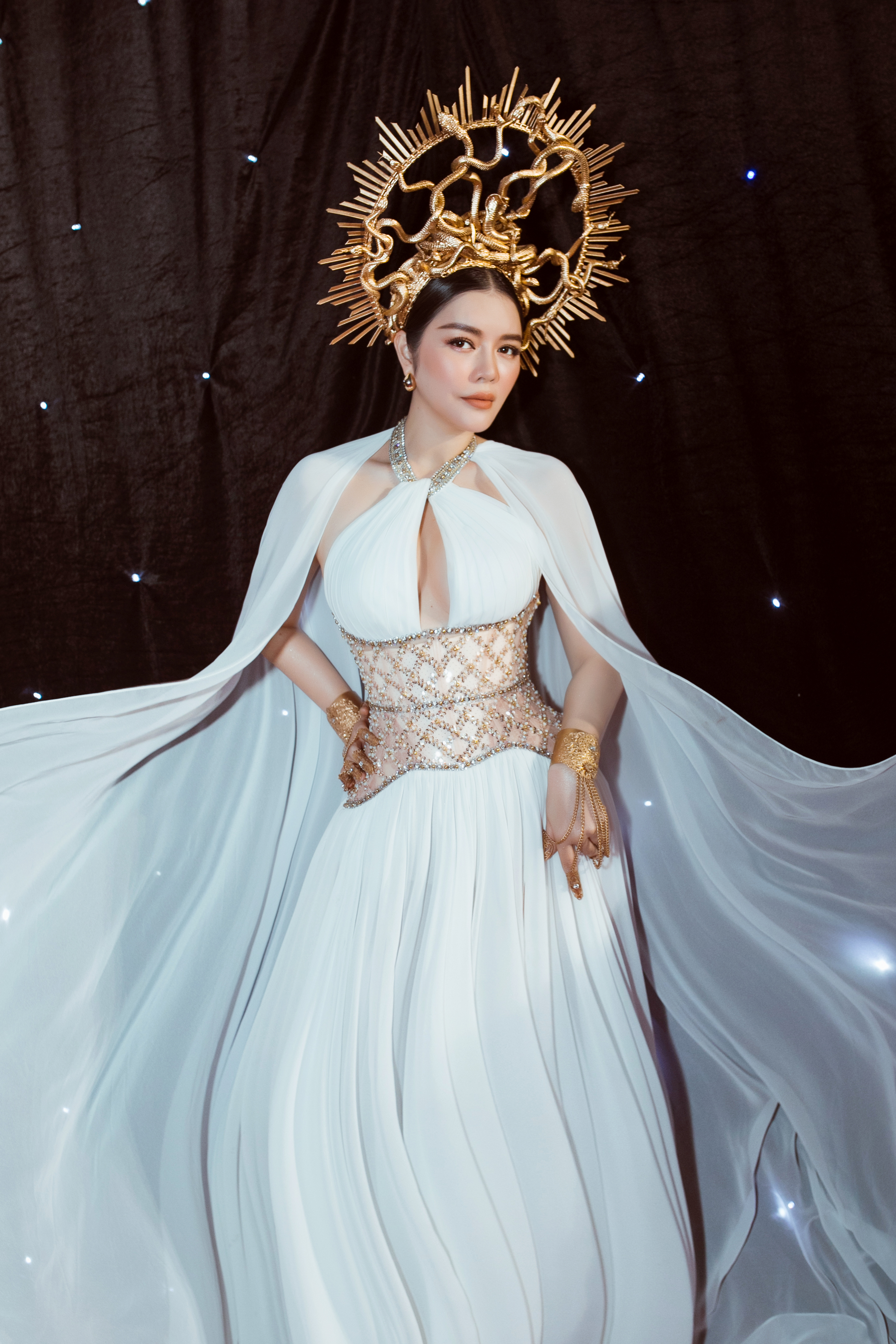 Tiểu Vy hóa nữ thần với váy cưới của Anh Thư - Ngôi sao