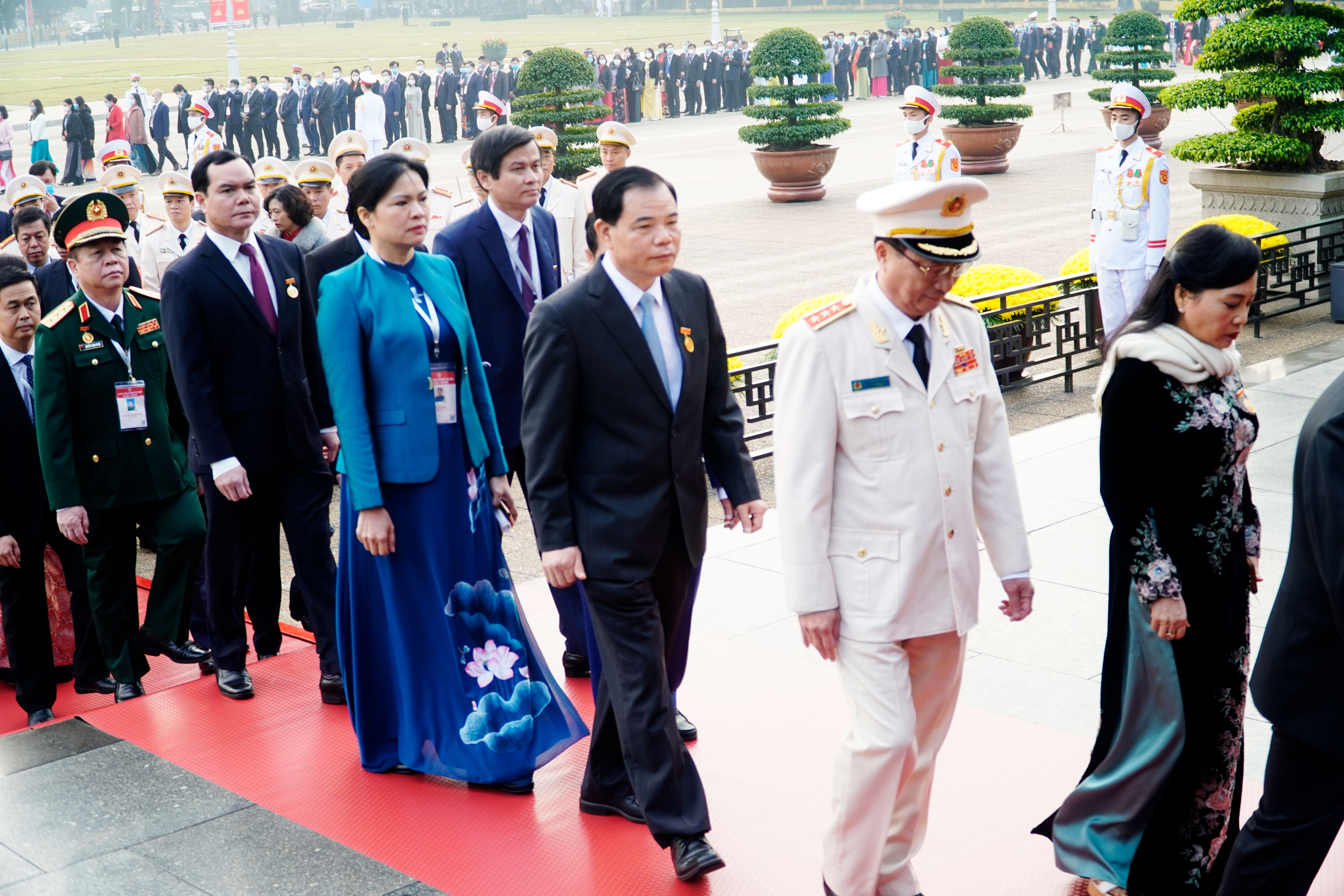 2.300 đại biểu tham dự Đại hội Thi đua yêu nước toàn quốc lần thứ X vào Lăng viếng Bác - Ảnh 2.