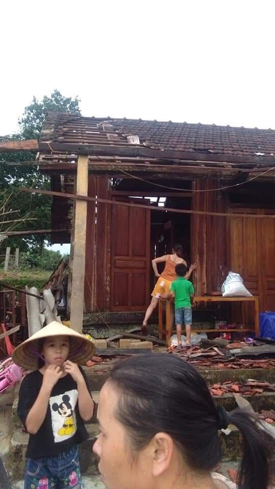 Lốc xoáy làm tốc hàng trăm mái nhà dân ở Hà Tĩnh - Ảnh 2.