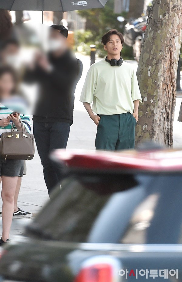 Loạt ảnh chụp trộm Won Bin trên phố gây sốt: Fan lo bà xã Lee Na Young mất chồng - Ảnh 7.