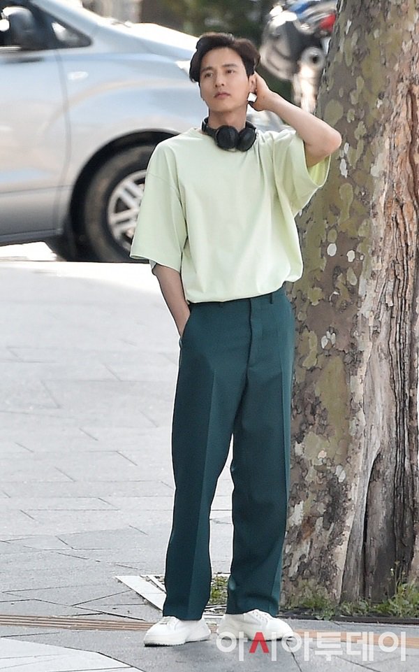 Loạt ảnh chụp trộm Won Bin trên phố gây sốt: Fan lo bà xã Lee Na Young mất chồng - Ảnh 5.