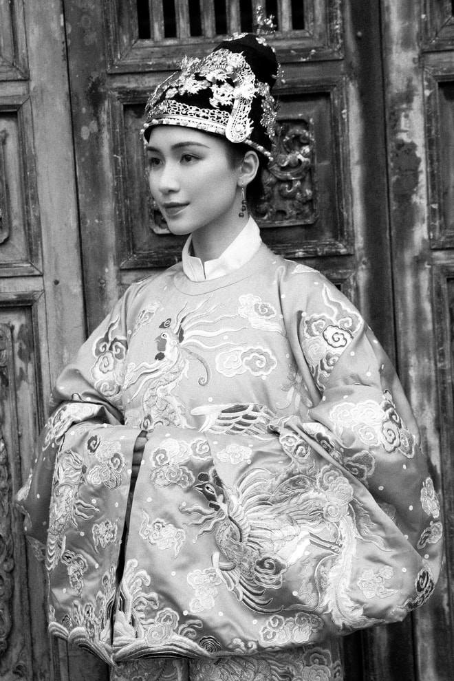 Hòa Minzy hóa Nam Phương Hoàng hậu: Mất cả năm làm trang phục, riêng trang sức tốn hẳn 3 tỷ - Ảnh 2.