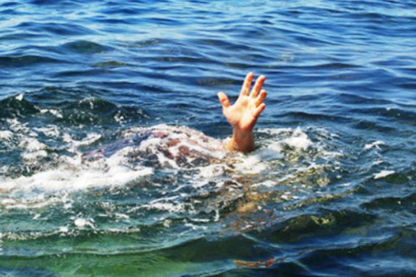 Đi tắm biển, một nam sinh lớp 8 ở Nghệ An bị sõng cuốn mất tích - Ảnh 1.