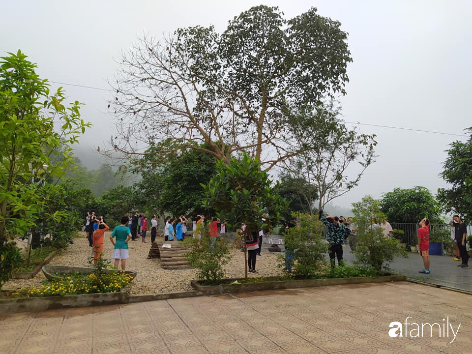 Come back to school: Lớp học trong khu vườn, thầy giáo mặc quần short ngồi trên tảng đá với bài giảng lạ lùng - Ảnh 2.