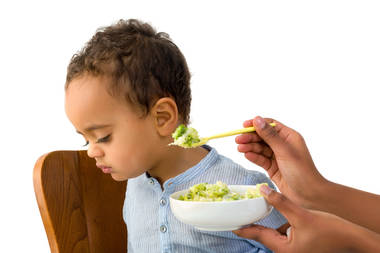 Môi trường ăn uống khắt khe khiến trẻ khó phát triển các kỹ năng - Ảnh 2.