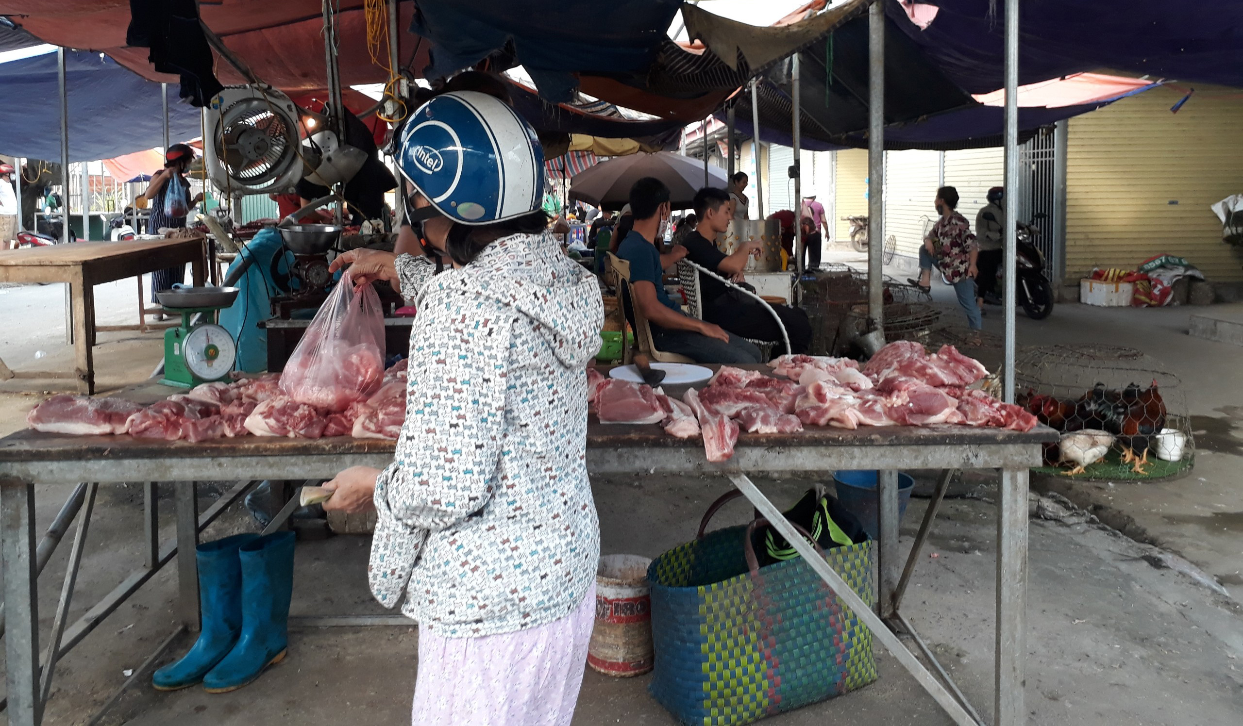 Chị bán thịt chợ Trung Văn bật mí 5 phần thịt lợn vừa ngon vừa dôi khi chế biến mà giá &quot;cực mềm&quot; khi giá lợn neo cao hiện nay - Ảnh 1.