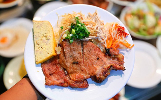 8 món ăn đường phố Sài Gòn khiến khách Tây mê mệt do blogger Úc bình chọn - Ảnh 2.