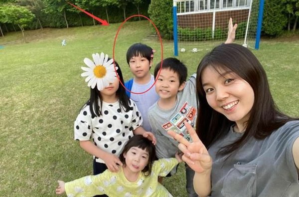 Lâu không gặp, con gái 9 tuổi của &quot;báu vật hoàng cung&quot; Lee Young Ae đã lớn bổng - Ảnh 2.