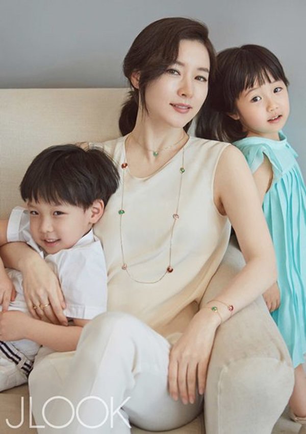 Lâu không gặp, con gái 9 tuổi của &quot;báu vật hoàng cung&quot; Lee Young Ae đã lớn bổng - Ảnh 3.