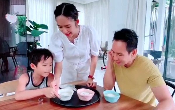 Nóng không ăn nổi cơm, vợ kém 17 tuổi vào bếp làm chè trứng và phản ứng của Lý Hải - Ảnh 7.