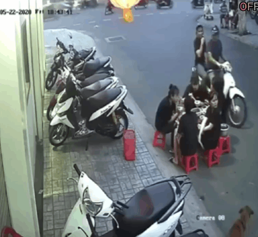 2 thanh niên dừng xe máy trêu ghẹo 5 cô gái đang ăn dưới lòng đường, màn &quot;phản pháo&quot; cực gắt sau đó khiến dân mạng ngán ngẩm - Ảnh 2.