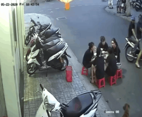 2 thanh niên dừng xe máy trêu ghẹo 5 cô gái đang ăn dưới lòng đường, màn &quot;phản pháo&quot; cực gắt sau đó khiến dân mạng ngán ngẩm - Ảnh 3.