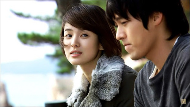 Tin &quot;yêu lại từ đầu&quot; đang rầm rộ, Song Hye Kyo 
lại bị khui ra clip vỗ mông Hyun Bin - Ảnh 4.