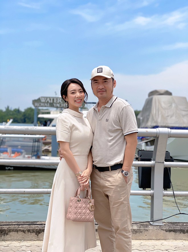 Tuyệt chiêu xứng đôi vừa lứa của Thu Trang: 
Sang chảnh thế nào về với chồng chỉ diện giày bệt - Ảnh 2.