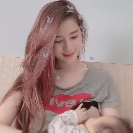 Hotgirl tiếp viên hàng không gợi cảm, giờ làm mẹ bỉm sữa &quot;nghiện&quot; khoe cảnh cho con bú - Ảnh 15.