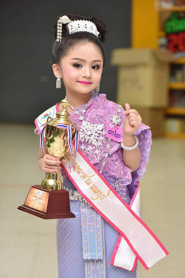 Hoa hậu nhí Thái Lan 6 tuổi cũng đã make-up đậm đà, 
đi giày cao gót tựa quý bà - Ảnh 3.