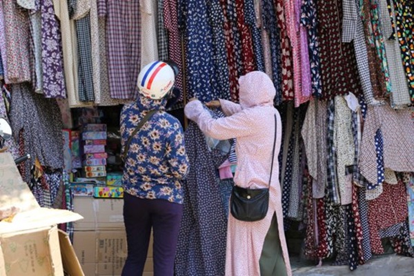Hà Nội vào hè, thị trường váy áo chống nắng lại sôi động - Ảnh 2.