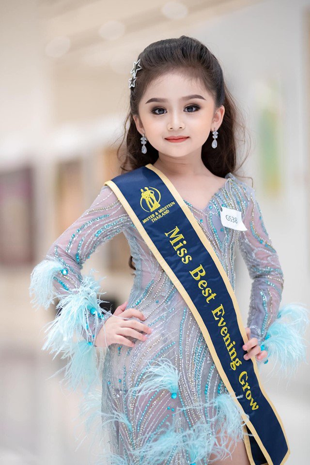 Hoa hậu nhí Thái Lan 6 tuổi cũng đã make-up đậm đà, 
đi giày cao gót tựa quý bà - Ảnh 2.