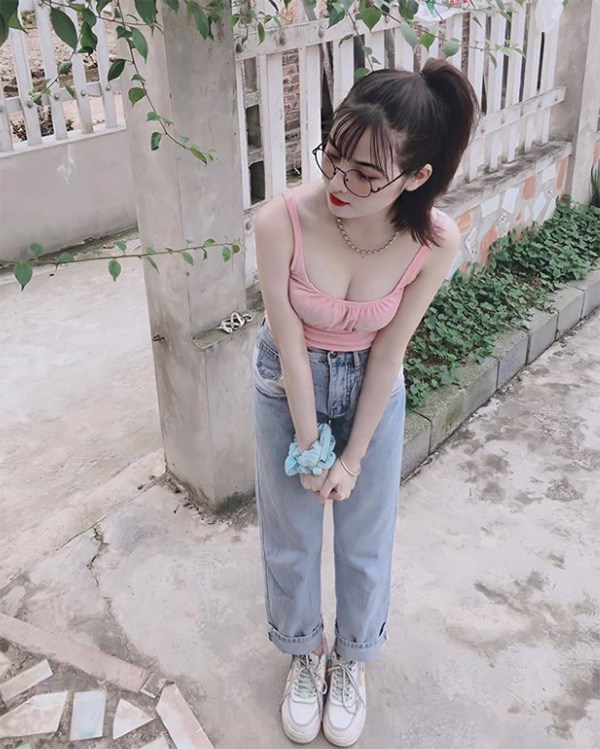 Đeo kính cận dễ thương, hotgirl từng giả làm xe ôm công nghệ vẫn có ba vòng đẹp mướt mắt - Ảnh 6.