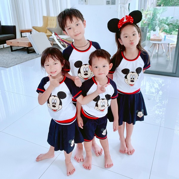 1/6: Lý Hải - Minh Hà cho con lên đồ nhóm Mickey, 
con gái bà trùm Hoa hậu đội vương miện - Ảnh 1.